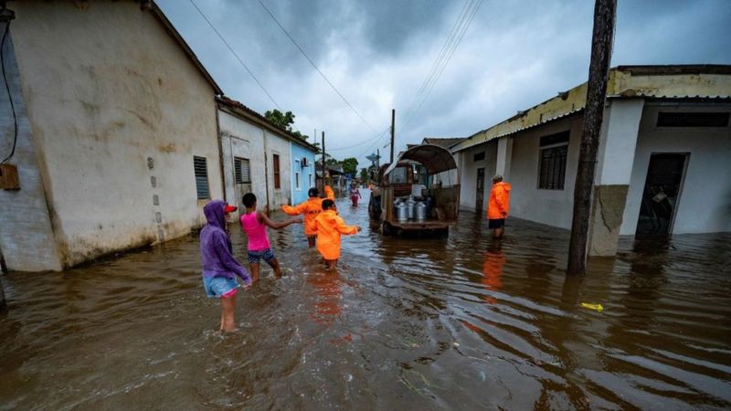El huracán Ian deja graves daños, inundaciones y apagones a su paso por Cuba