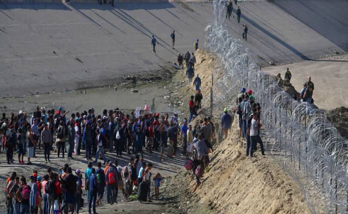 Juez de EUA suspende norma que bloquea a migrantes en frontera