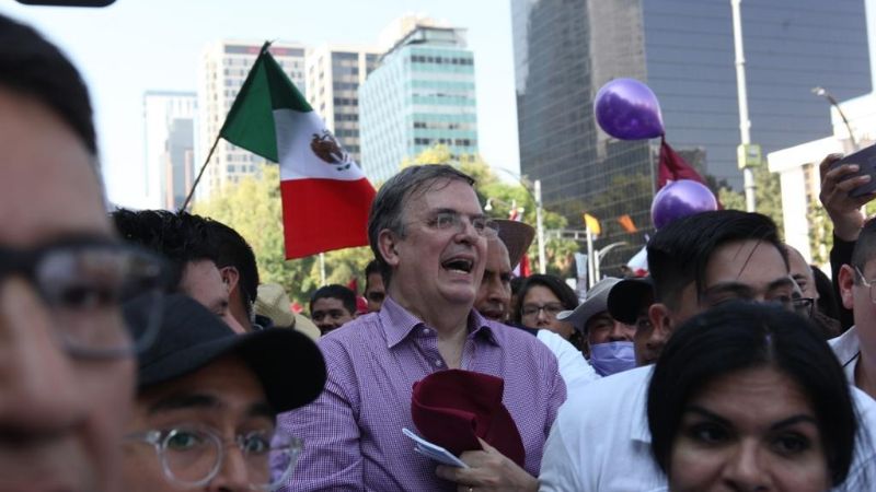 Le escupen en la cara a Marcelo Ebrard durante la marcha de apoyo a AMLO