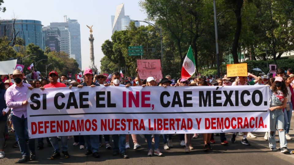 Activistas piden asistir a la manifestación en defensa del INE