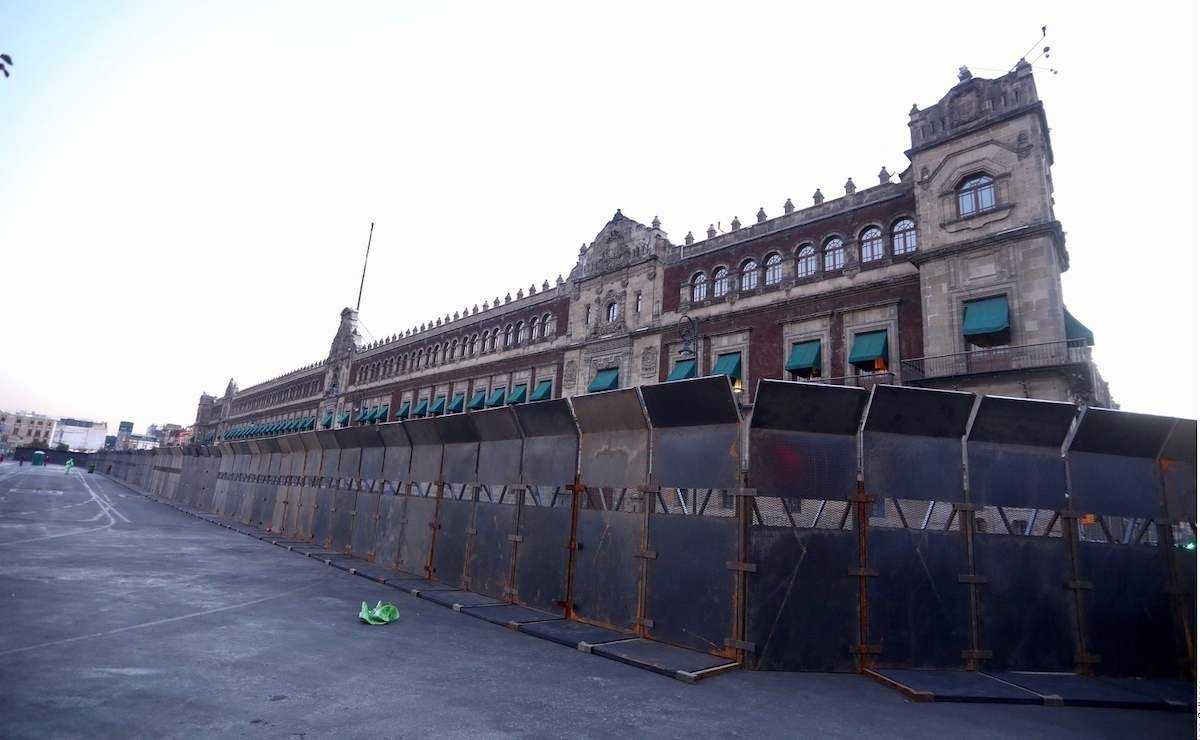 Colocan muro metálico en Palacio Nacional por marcha en defensa del INE