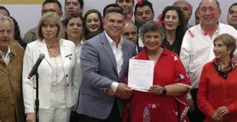 Beatriz Paredes se registra ante el Pri como aspirante a candidatura presidencial