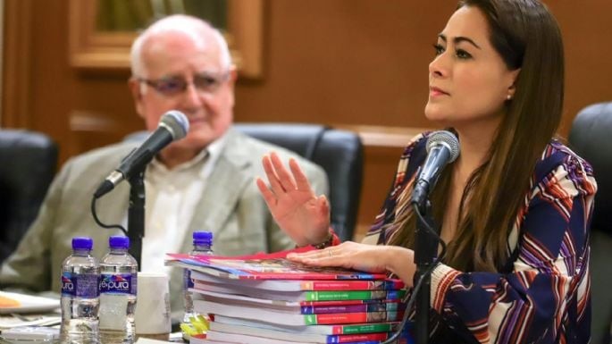 La gobernadora Teresa Jiménez anuncia que en Aguascalientes tampoco se repartirán los nuevos libros de texto.