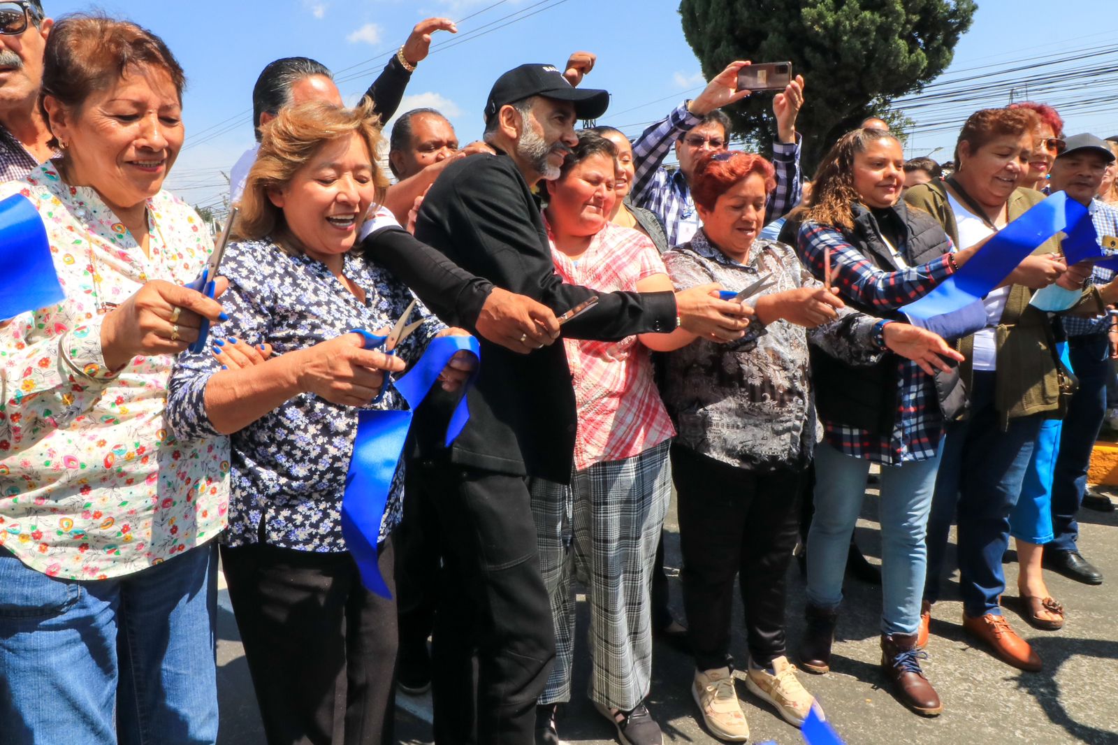 Vecinos de Metepec, piden la reelección del alcalde Fernando Flores Fernández, en inauguración de avenida.