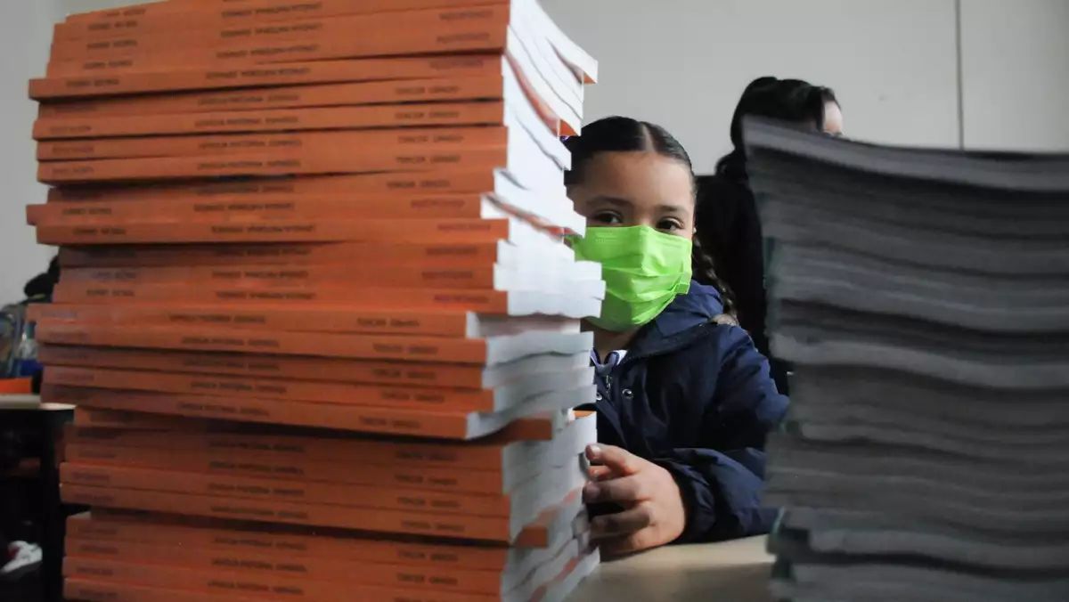 Más de 3 mil escuelas en Chihuahua se declaran en paro por amparos contra libros de texto