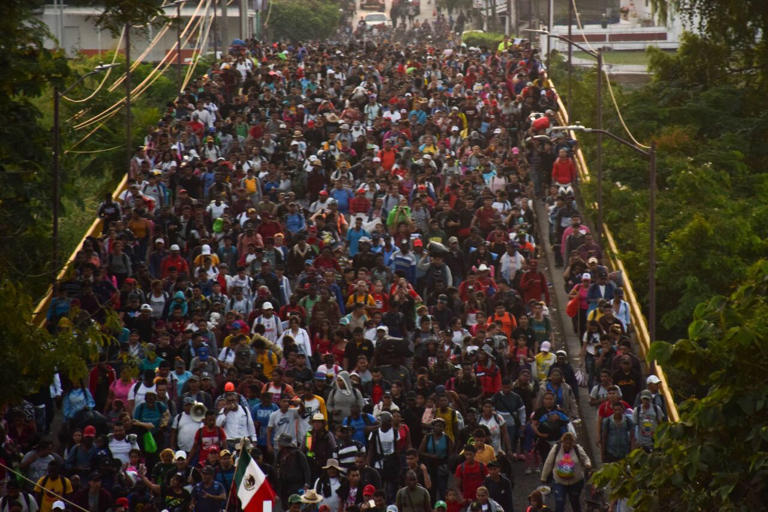 Migrantes de la caravana buscan quedarse en México