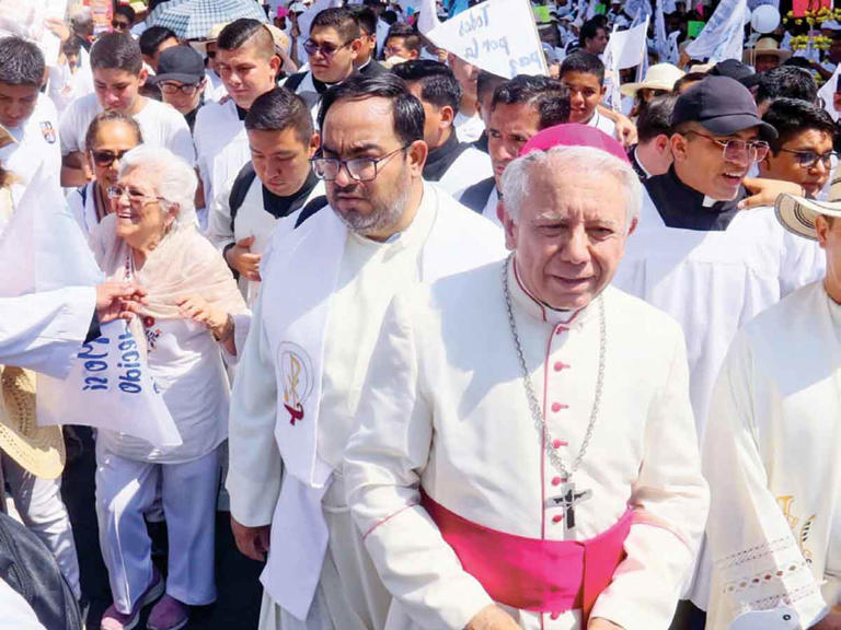 Obispo Llama a la Acción Contra la Violencia y la Indiferencia en Marcha por la Paz