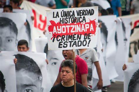 Familias de los 43 de Ayotzinapa se Reúnen con AMLO, Persisten Demandas de Justicia