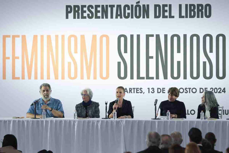 Beatriz Gutiérrez Müller se despide de la vida pública con la presentación de su libro en el Zócalo