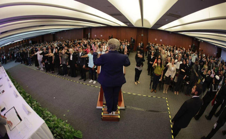 Alicia Bárcena lidera ceremonia de naturalización en la SRE